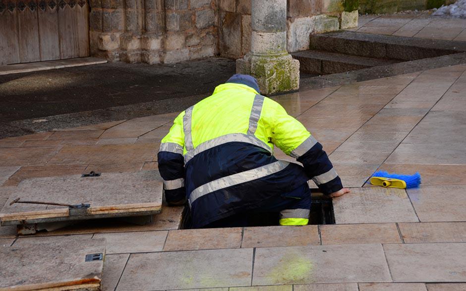 comment déboucher des toilettes avec une bouteille Paris 19
